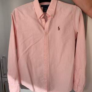 Skjorta i märket Ralph Lauren. Vit/rosa randig   Använd 2 gånger.  Storlek 8 
