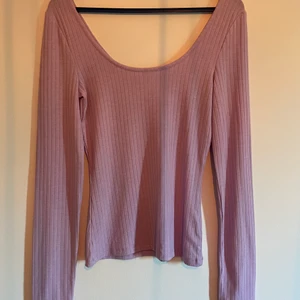 En lilla tröja. - En lila lång armad tröja. Den är helt oanvänd men endast testad.Stor i storleken  Storlek:XS