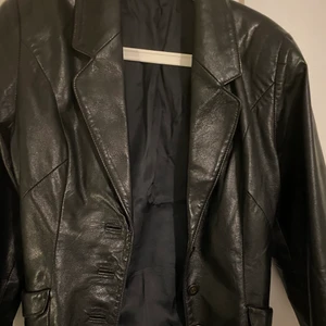 Skinnjacka  - Storlek: 38 den har stora fickor på insidan 