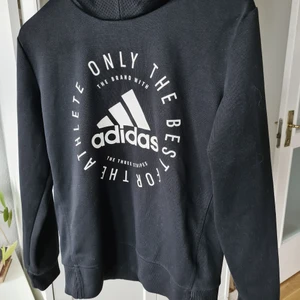 Adidas hoodie - Knappt använd, jättebra skick ✅️ adidas hoodie, storlek xs. Säljer för 100 kr, nypris är cirka 500. Passar både killar och tjejer 💯 Köparen betalar frakt!!