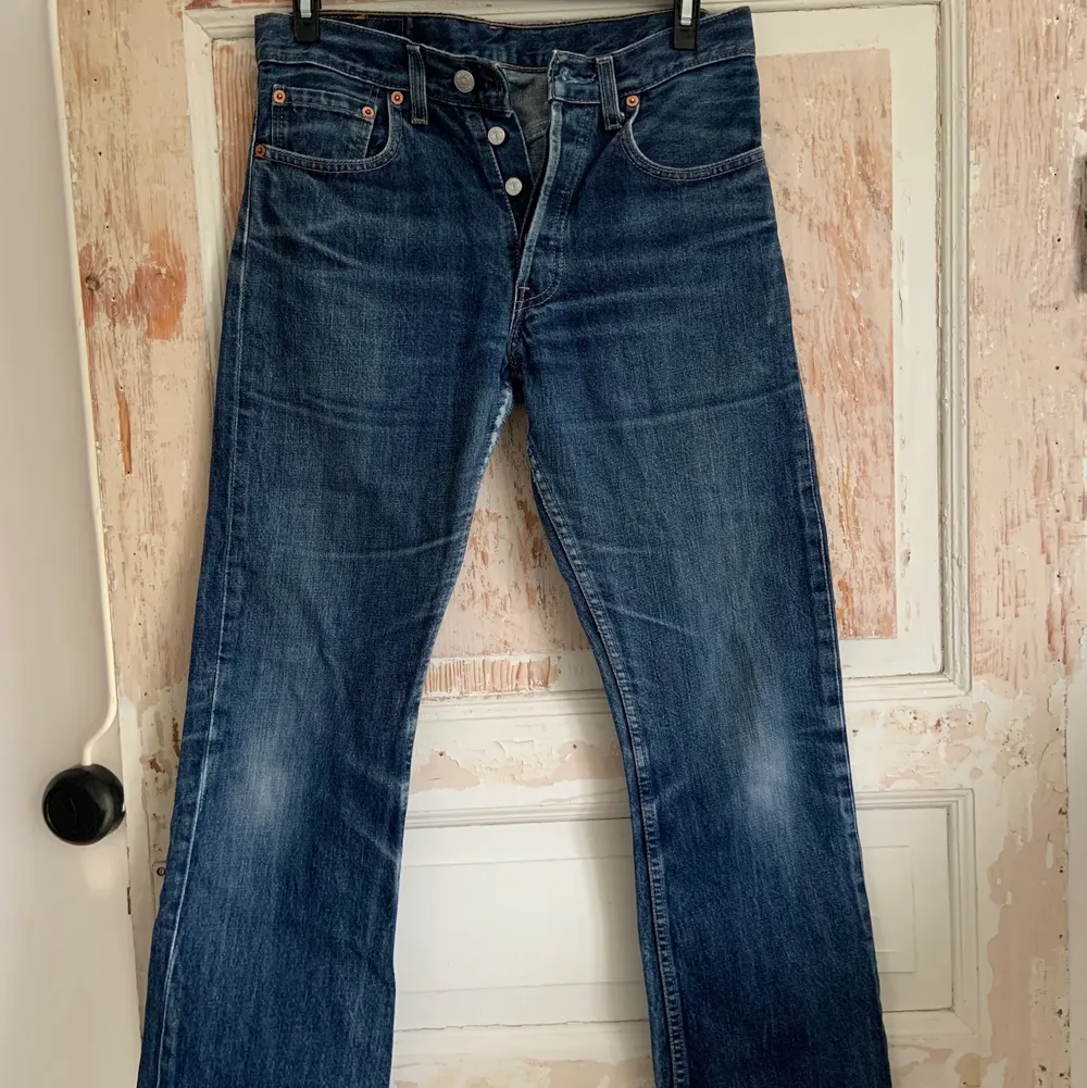 Riktigt snygga Levis jeans i bra skick, dock lite slitna längs ner vid benet! Små i storleken, passar även på mig som i vanliga fall har strl 26/27 i midja😊  Köparen står för frakten!📦. Jeans & Byxor.
