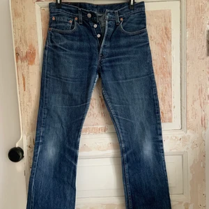 Levis jeans! - Riktigt snygga Levis jeans i bra skick, dock lite slitna längs ner vid benet! Små i storleken, passar även på mig som i vanliga fall har strl 26/27 i midja😊  Köparen står för frakten!📦