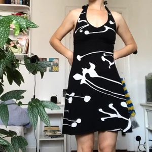 Klänning - Härlig klänning som man knyter i nacken och öppen rygg. 