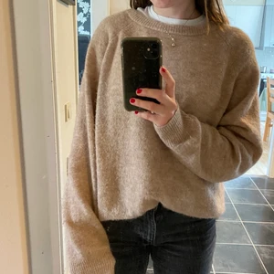 Stickad tröja  - Stickad beige tröja från Carin Wester 💞 fin att ha i sommar med en kjol eller över en klänning💕 Ull- och alpackablandning! Strl M sitter fint oversized på mig som bär xs-s