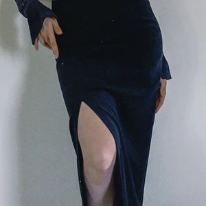 Svart lång kjol - Fin kjol i kostym material. Lite längre med slit vid benet samt dragkedja vid höften. Ingen aning hur väl använd köpte begagnad men helt oanvänd från min sida. Kan även inte se några skråmor eller tecken på skada, ser helt nyköpt ut! Fråga om bilder!