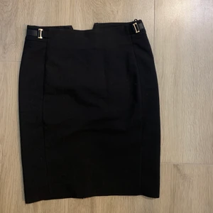 Kjol Mango - Lite längre kjol från Mango. Är absolut öppen för prisförslag, kan mötas upp i Stockholm och det är bara att skriva för fler bilder! 