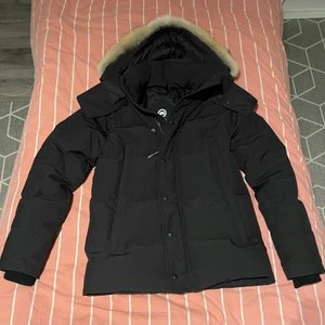 CANADA GOOSE PARKA  - Hej,säljer min jacka CANADA GOOSE PARKA,storlek S skicket på jackan är som ny jag har tagit hand om jackan ganska bra inga repor eller nått sånt mitt sista pris 7500kr köpt hos NORDISKA KOMPANIET (NK) för 12399kr jag kan mötas upp i NYKÖPING 