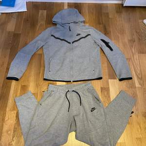 Lätt använd techfleece dress köpt från jdsports. Säljer den för den blivit för liten. Tröjan passar som en vuxen XS och byxorna sitter som en vuxen S. Men är ungdoms XL/176. Inga skador eller hål skick som ny fast lite använd. Kommer med kvitto.