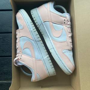 Nike dunk low”pale coral” i storlek 39, använd i bra skick jag säljer den för att de är små för mig. Köp direkt för 1200 kr +99 frakt.