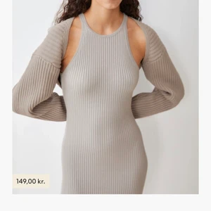 Bolero - Jättefin bolero från h&m! Ville ha den oversised så köpte den i storlek L! Använd 2 ggr, inga defekter. 