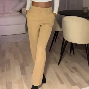 Kostymbyxa  - Säljer mina fina och även helt oanvända beigea kostymbyxor i strl 34 (XS). Har aldrig kommit till användning då dom är lite för stora för mig i magen och har ej velat sy in dom då jag inte hade fått på mig byxorna över huvudtaget. Dom är från Gina Tricot.