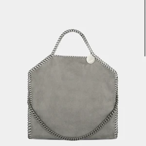 Stella mccartney väska - En grå äkta stella mccartney väska i medium. Undrar om ngon skulle tänka sig kunna byta mot en i en mindre strl. Kan ockssälja vid bra pris