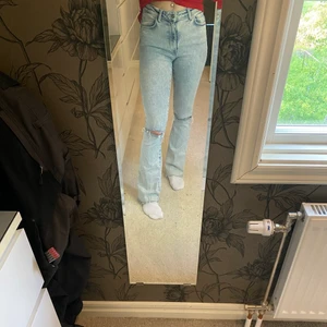 Jeans från Bik Bok - Utsvängda jeans från Bik Bok i fint skick, i storlek Medium.