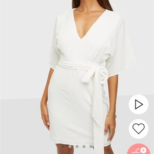 Klänning - Säljer nu min studentklänning från Nelly i storlek 40. Jag är en S vanligtvis så den passar S och M. Den är så fin och bekväm.❤️