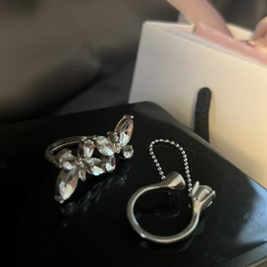 Ring - Två snygga ring med fins kristaller från Safira,en för 80kr eller båda för 150kr👍🏻 frakt tillkommer.