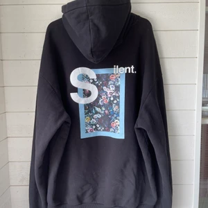 Hoodie med tryck på ryggen -  Svart huvtröja med snyggt tryck på ryggen. Från märket 9n1m Sense. Den i väldigt bra skick och nypris är 999kr. Säljer pågrund av att den är för stor. köparen står för frakten ✨