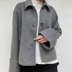 Slutsåld jacka  - Säljer denna jacka jag köpte här på plick, lite använd så i väldigt fint skick! Säljes pga kommer ej till användning. Från Nakd och går inte att köpa längre vad jag vet. Lånade bilder från hon jag köpte av