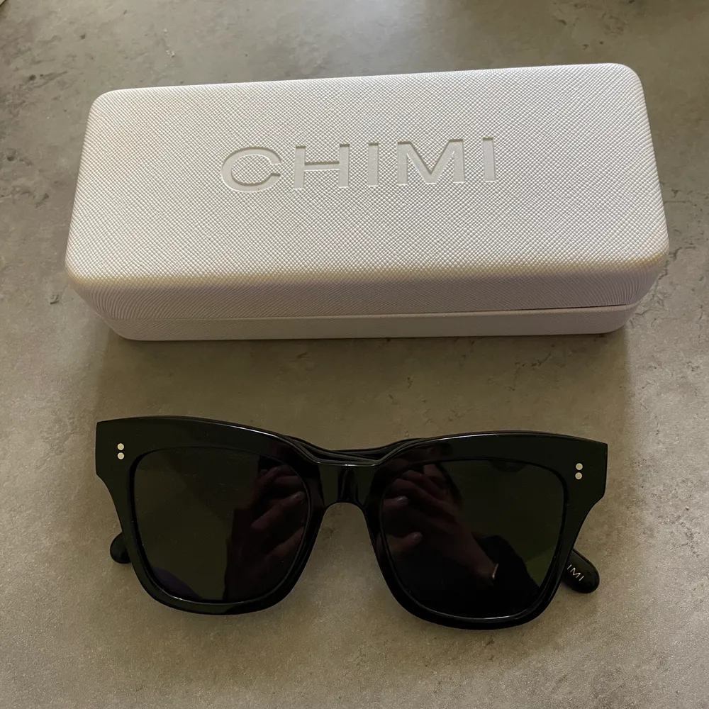 Säljer dessa solglasögon från chimi eyewear. Dom är näst intill oanvända och inköpt förra sommaren. Köpte för 1100kr men säljer för 800 men kan absolut gå ner i pris vid snabb affär. Frakt kostar 66kr och är spårbar. Accessoarer.