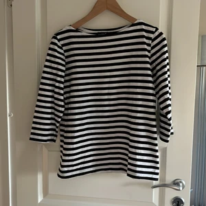 Svart/vit randig top Marimekko - Trikåtop, tröja med båthals, 3/4 ärm Svart/vit randig klassisk från Marimekko Köpare står för frakt