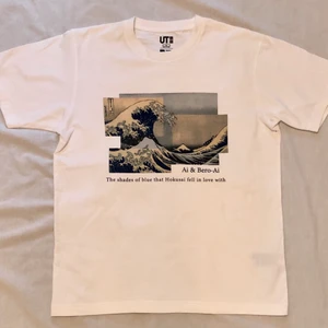 Fin japansk tröja - Fin vit tröja av tjockare material, med tryck av en våg med en båt. Från uniqlo. Används endast få gånger förra året. Nypris: 200kr ungefär.