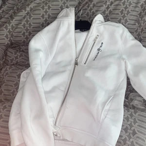 Sail racing kofta  - Säljer min sail racing kofta storlek 160 där är inga fläckar har inte använt den mer än typ 3 gånger, kan mötas upp runt Helsingborg eller frakta (du står för frakt)