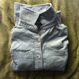 Blå Manchester Jacka - fin, ljusblå färg och oanvänd.