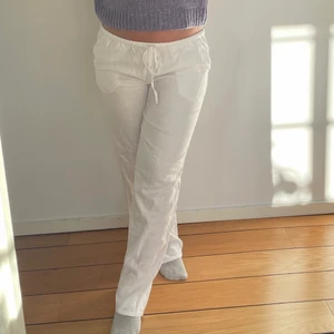 Intressekoll H&M linnebyxor  - Intressekoll på dessa populära och helt slutsålda linnebyxor i low/mid Rise. Säljer en storlek S då jag ej passar den. Budgivning från 150 kr + frakt eller köp direkt för 450+frakt. Aldrig använda, lappen kvar. HÖGSTA BUD: 350 kr
