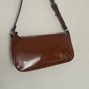 Brun axelväska 💖 - Brun axelväska med coola silver detaljer. Ny skick, aldrig använd