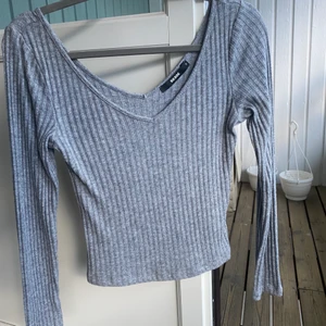 V-ringad topp! - Endast använd 1 gång, säljer då den tyvärr inte kommer till användning! 