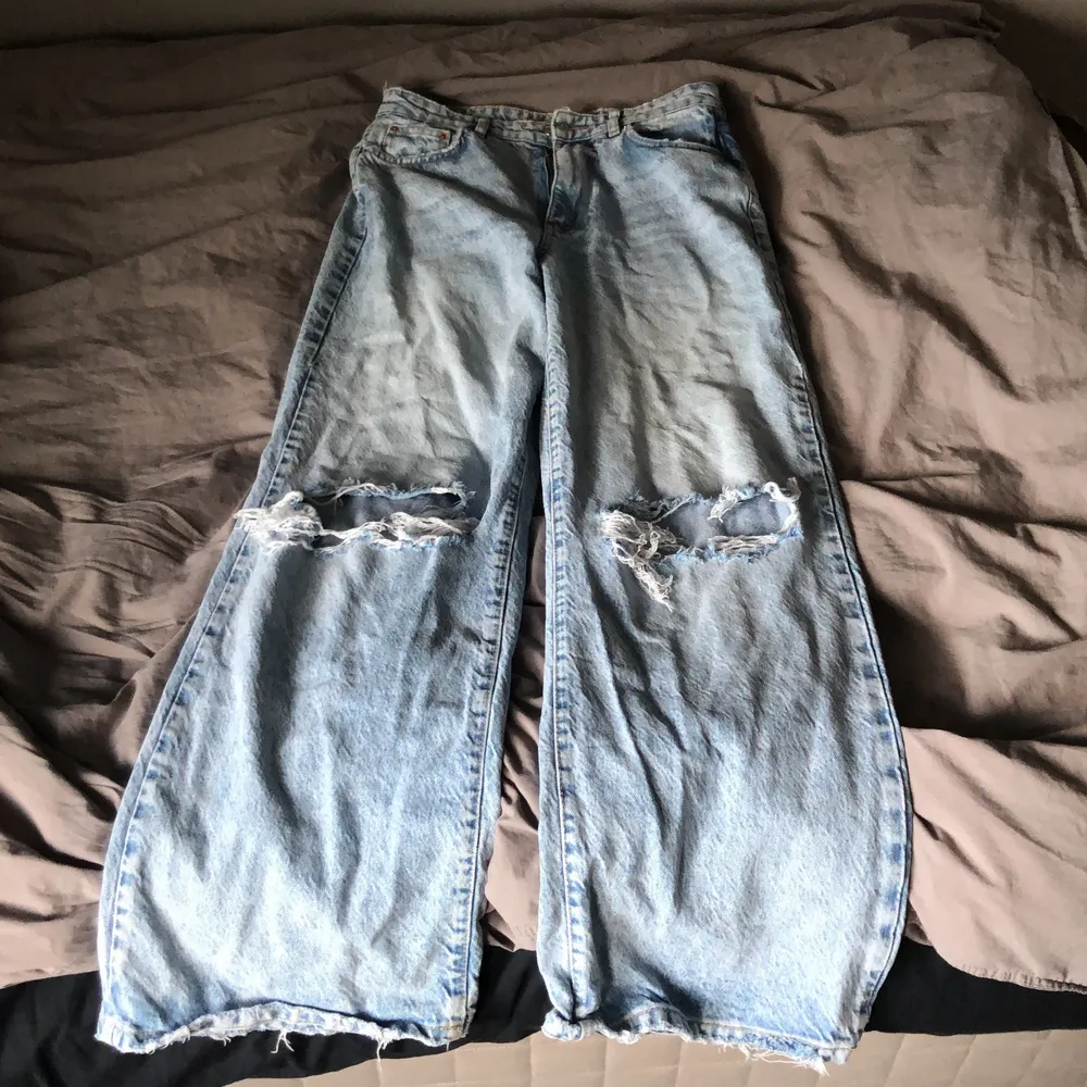 Nya jeans från Gina, knapps använda då dem e för små. Storlek:38. Stora hål på knänen. . Jeans & Byxor.