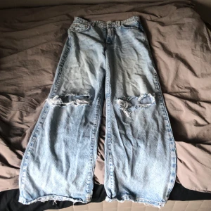 GinaTricot jeans Premium Denim - Nya jeans från Gina, knapps använda då dem e för små. Storlek:38. Stora hål på knänen. 