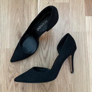 Assymetriska Stilettklackar från Mango - Asymmetrisk design. Svart mockamaterial. Storlek 36. Klacken mäter 9,5cm. Fraktkostnad 66kr. 