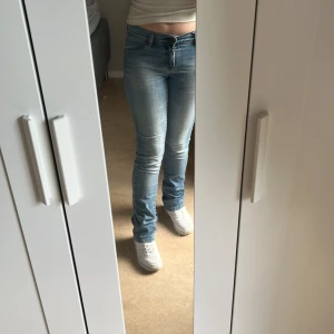Lågmidjade jeans - Säljer dessa lågmidjade jeans pga att de inte kommit till användning. Inga defekter. Är lite utsvängda som syns på bilden. Storlek 29, passar på en med storlek xs