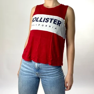 Hollister linne - Svalt och jätteskönt linne från Hollister, perfekt nu till sommaren. Är storlek M men passar från XS-M