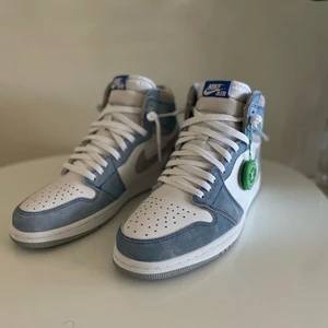 Jordan 1 - Hej, sälje Mina skor för ett bra pris. Dem är helt nya! Fick dem i present och är i behov av pengar därför vill jag sälja dem. Storlek 42-43 passar båda !