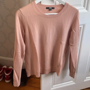Kashmirtröja - Säljer en ny cashmeretröja från Uniqlo. Använd 1 gång och är som ny. Säljer pga färgen inte passar. 