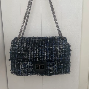 Handväska  - Superfin handväska i nästintill nyskick. Kan ha kedjan kort samt långt. Använd endast ett fåtal gånger. Köpt för 799 kr.