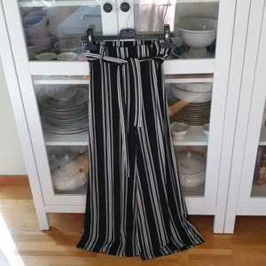 Vida, randiga byxor med knytning i midjan - Cubus (XS) - Vida byxor med knytning i midjan. Mycket gott skick och väldigt bekväma. Långa och stora i storleken.