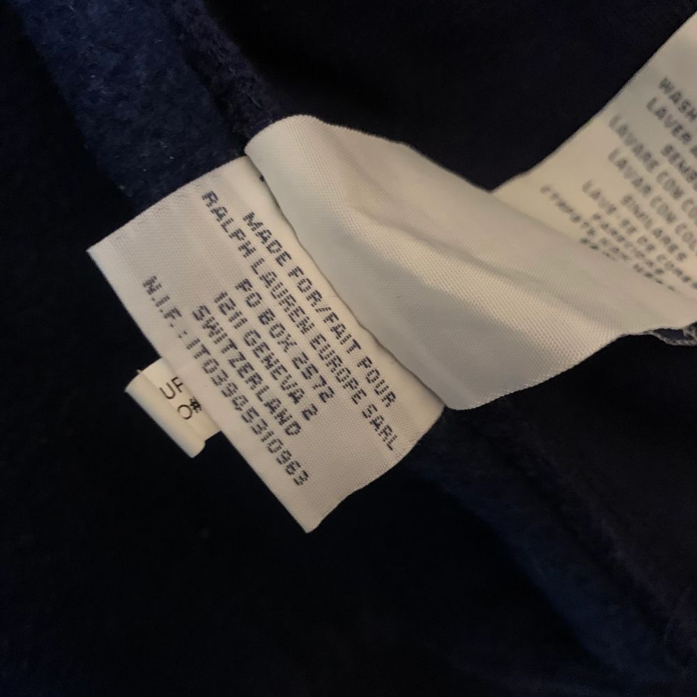 Ralph lauren Polo dress med tjock tröja och mjukisbyxor till. Storlek M. Varken stor eller liten i storleken. Vida byxor och koftan har 2 fickor. Helt ny använd 1 gång. Byxorna kostade 1199kr och koftan 1299kr. Säljer hela dressen tillsammans för 1400kr. Vid frågor är det bara att höra av er. (Dressen är självklart äkta som det syns på lapparna) pris går att diskutera vid snabbaffär . Övrigt.