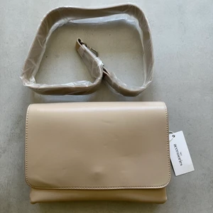 Väska från Nelly - Handväska från NLY accessories  Beige Helt ny