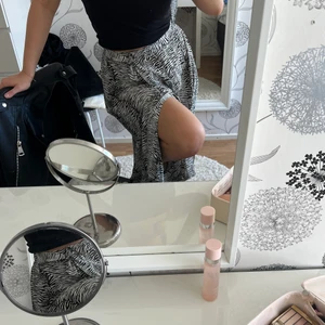 Kjol - Säljer denna fina långa klänningen från Gina. Den har slits och band vid midjan!💓