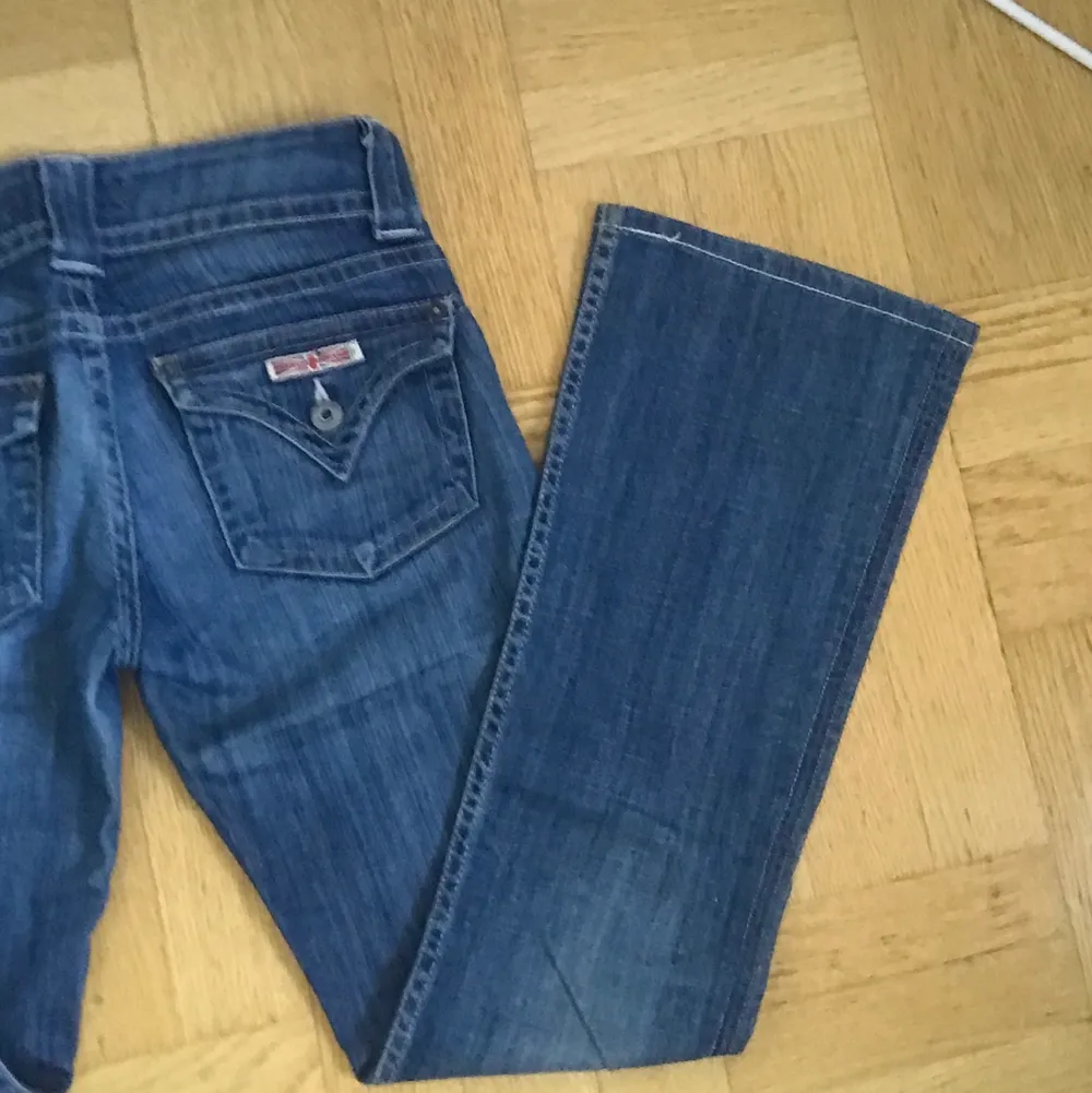 Lågmidjade snygga jeans köpta på Plick! Märket är hudson och midjemått:76 innerbenslängd:71💋 skriv privat för frågor!❤️. Jeans & Byxor.