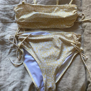 🌼gulblommig bikini från monki🌼 - gulblomig bikini från monki från förra sommar som aldrig kommit till anvädning.  Stl S men ngt stor i storlek. Högmidjade trosor. Köpre står för frakt.