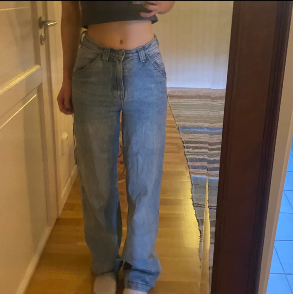Jeans i modellen Feanne från Brandy Melville. Storlek S! de är lite slitna! tar fler bilder om det önskas. Jeans & Byxor.