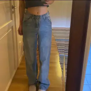 Jeans i modellen Feanne från Brandy Melville. Storlek S! de är lite slitna! tar fler bilder om det önskas