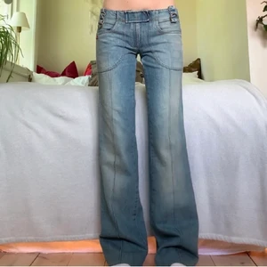 Miss Sixten-jeans - Snygga lågmidjade raka/utsvängda jeans från Miss sixty❤️ Hon på bilden är 173 cm , midjemåttet är 76 och innerbenslängden är 89 cm!