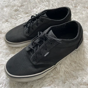 Vans sneakers - Vans i bra skick med tecken på användning, se det vita på sulan. Helt nya skosnören. Storlek 38. Säljes pga för små för mig 😃 priset är inkl frakt