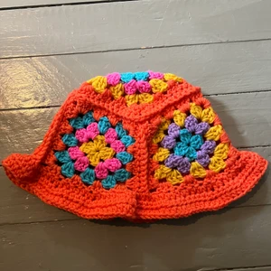 Sommrig bucket hat - Flerfärgad virkad bucket hat! Färgkombinationen är helt upp till dig och du kan se de tillgängliga färgerna på bild nmr 2 (finns även svart, vit och den rosa som man ser i hatten). Perfekt nu till sommaren och väldigt trendig! Det går att välja mellan en vågig kant (som du kan se i min andra bucket hat annons) eller en traditionel rak kant. Hatten på första bilden har vågig kant🥰 