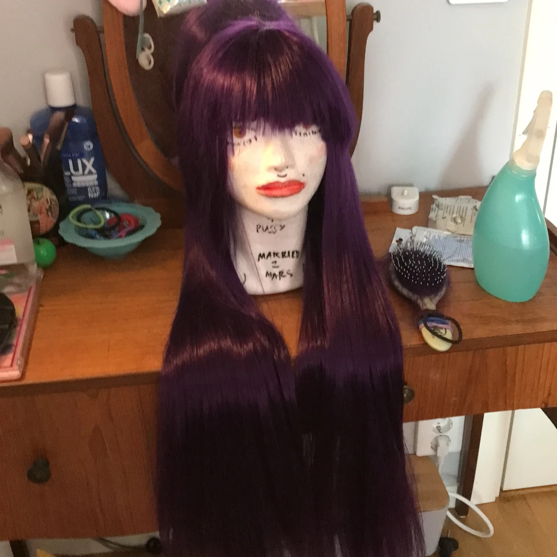 lång lila peruk med lugg