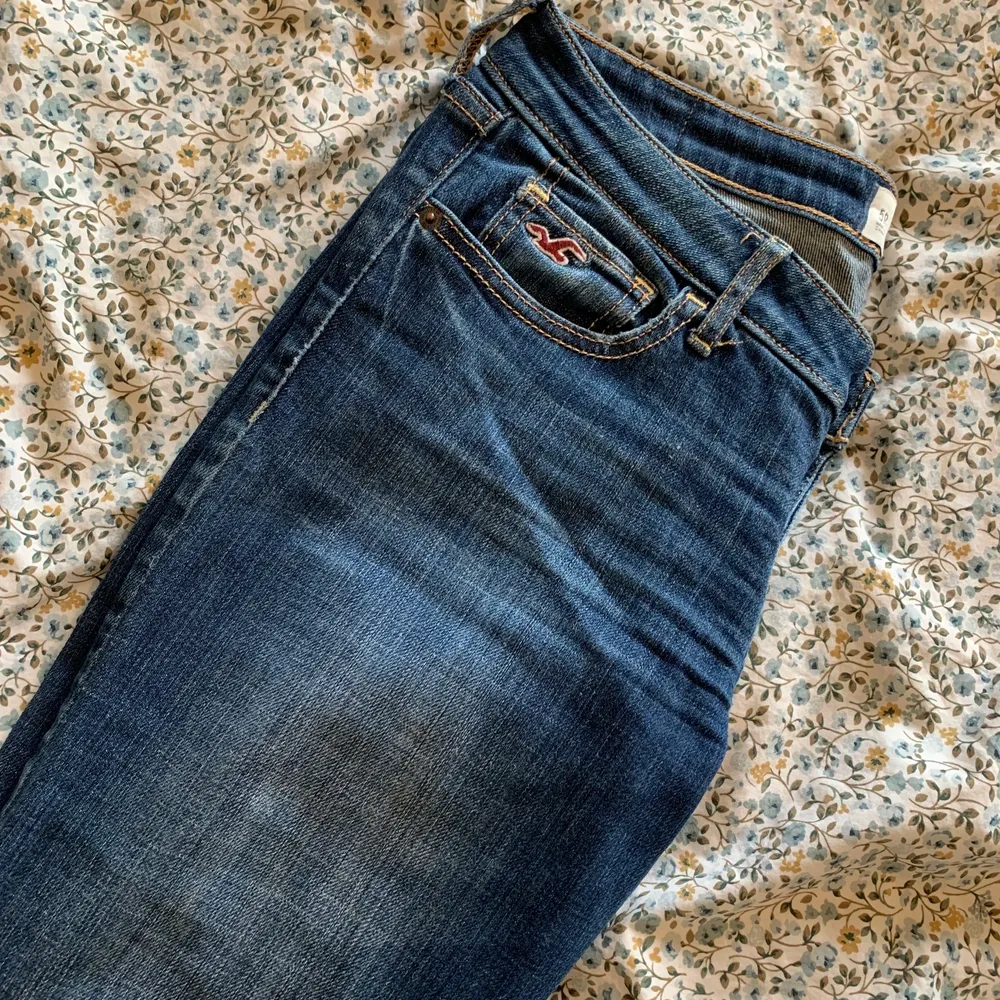Sparsamt använda, så i fint skick! Mörkblå bootcut jeans från Hollister. Låg midja. Storlek W27 L33. Frakt ingår ej i pris. 🌸. Jeans & Byxor.